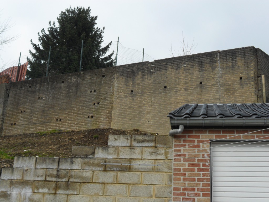 Mur de soutènement subissant la poussée des terres